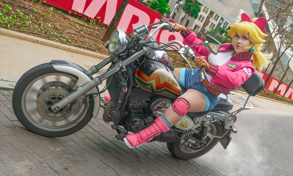 Cosplay Princess Peach Touring | Mario Kart World